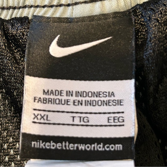 Nike Men’s XXL Swim Trunks, has a smalll flaw under the drawstring - Picture 11 of 13